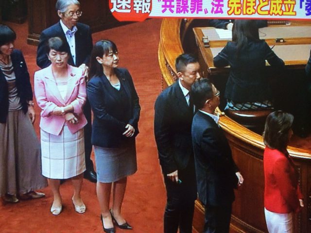 【動画あり】福島瑞穂らが牛歩戦術するも投票時間切れで無効票に・・