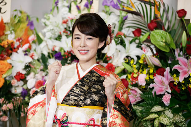 丘みどりの衝撃画像が・・ヘソ出しミニスカートで演歌を熱唱していた!!