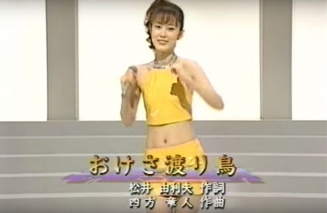 丘みどりの衝撃画像が・・ヘソ出しミニスカートで演歌を熱唱していた!!