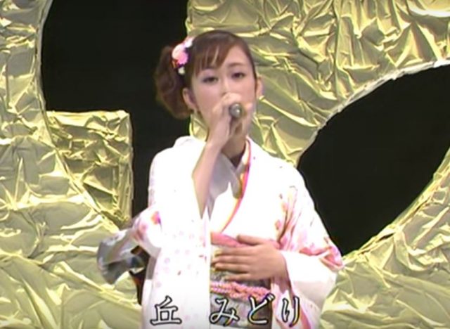 丘みどりの衝撃画像が・・ヘソ出しミニスカートで演歌を熱唱していた!!
