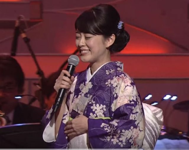 丘みどりの衝撃画像が・・ヘソ出しミニスカートで演歌を熱唱していた!!