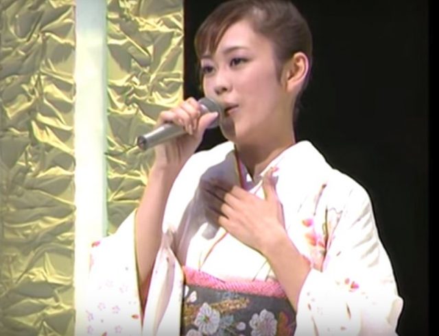 丘みどりの衝撃画像が・・ヘソ出しミニスカートで演歌を熱唱していた!!