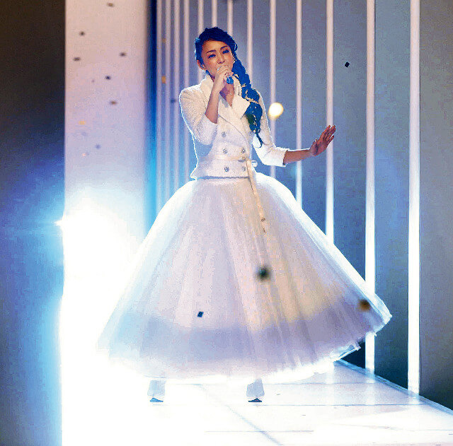 安室奈美恵の紅白動画！！「Hero」を熱唱！！