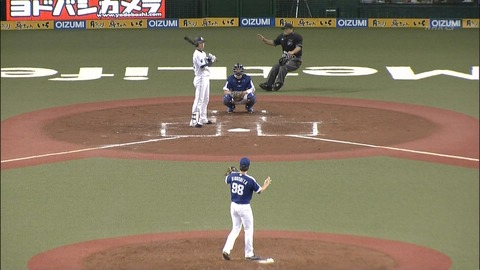 敷田球審が担架搬送された理由は?【動画あり】