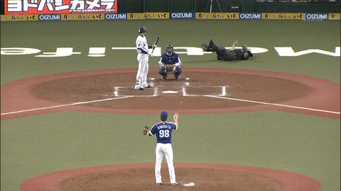 敷田球審が担架搬送された理由は?【動画あり】