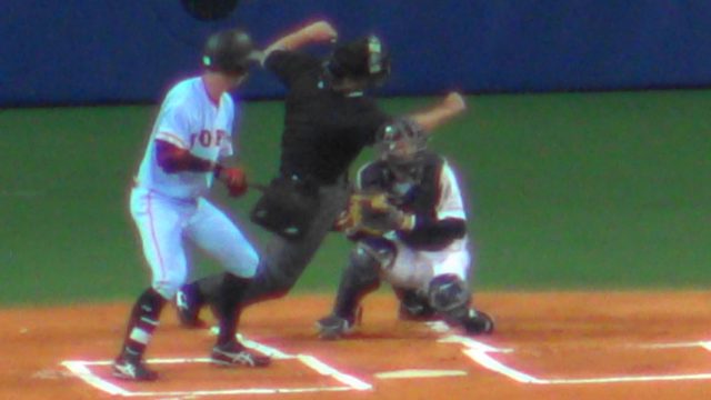 敷田球審が担架搬送された理由は?【動画あり】