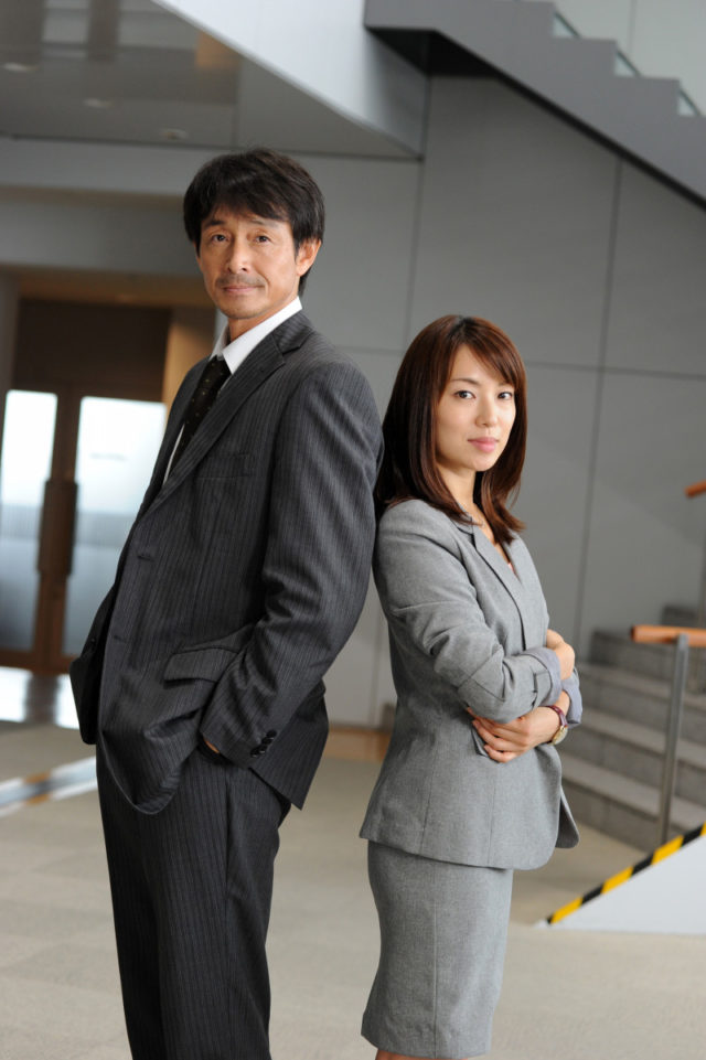 吉田栄作現在は内山理名と熱愛関係にネットの声