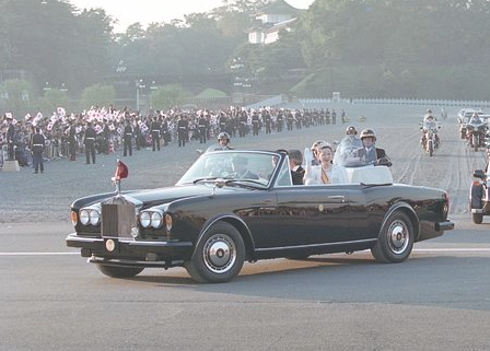 新天皇が祝賀パレードでトヨタ自動車の「センチュリー」を乗車