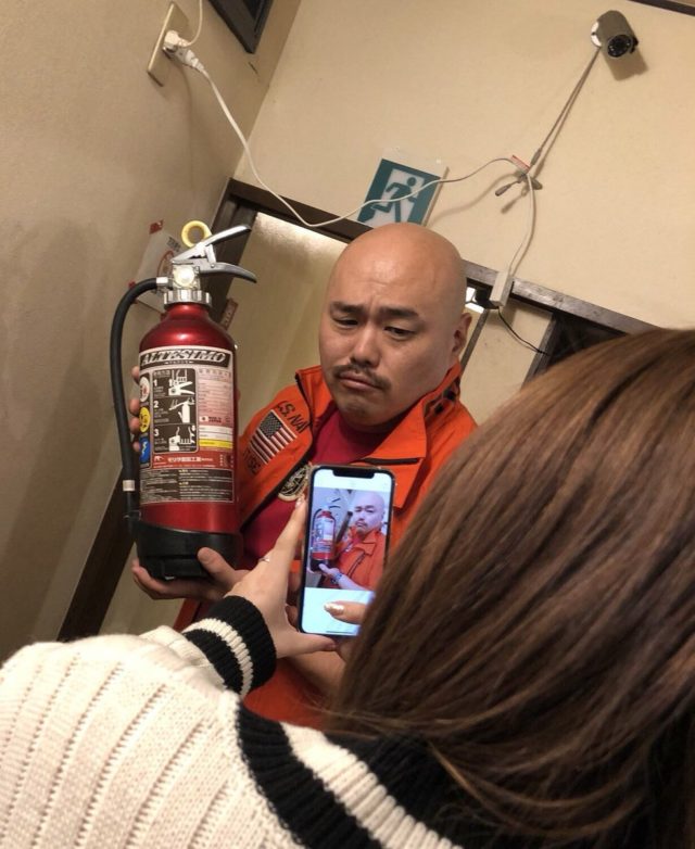 クロちゃん焼肉店で批判殺到した焼肉の網と消化器画像