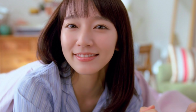 吉岡里帆のすっぴん画像とCM動画と水着画像をまとめてみました。