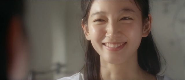 吉岡里帆のすっぴん画像とCM動画と水着画像をまとめてみました。