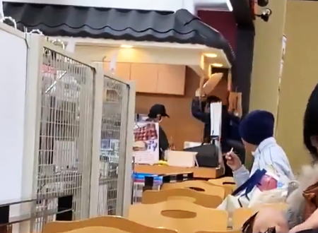 【動画】フードコートで店員がトレーで叩かれる!!場所はどこ?店舗名は