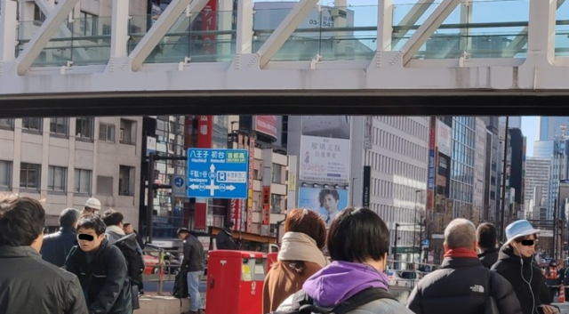 新宿駅南口で男性がマフラーで首吊り。ネットの声は