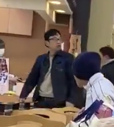 【動画】フードコートで店員がトレーで叩かれる!!場所はどこ?店舗名は
