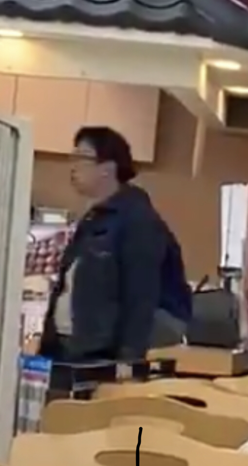 【動画】フードコートで店員がトレーで叩かれる!!場所はどこ?店舗名は