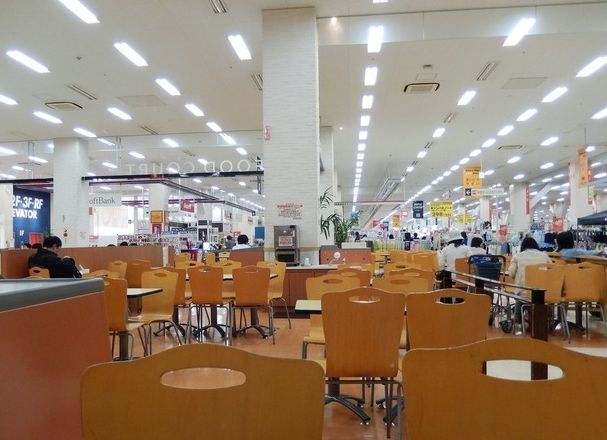 【動画】フードコートで店員がトレーで叩かれる!!場所はどこ?店舗名は